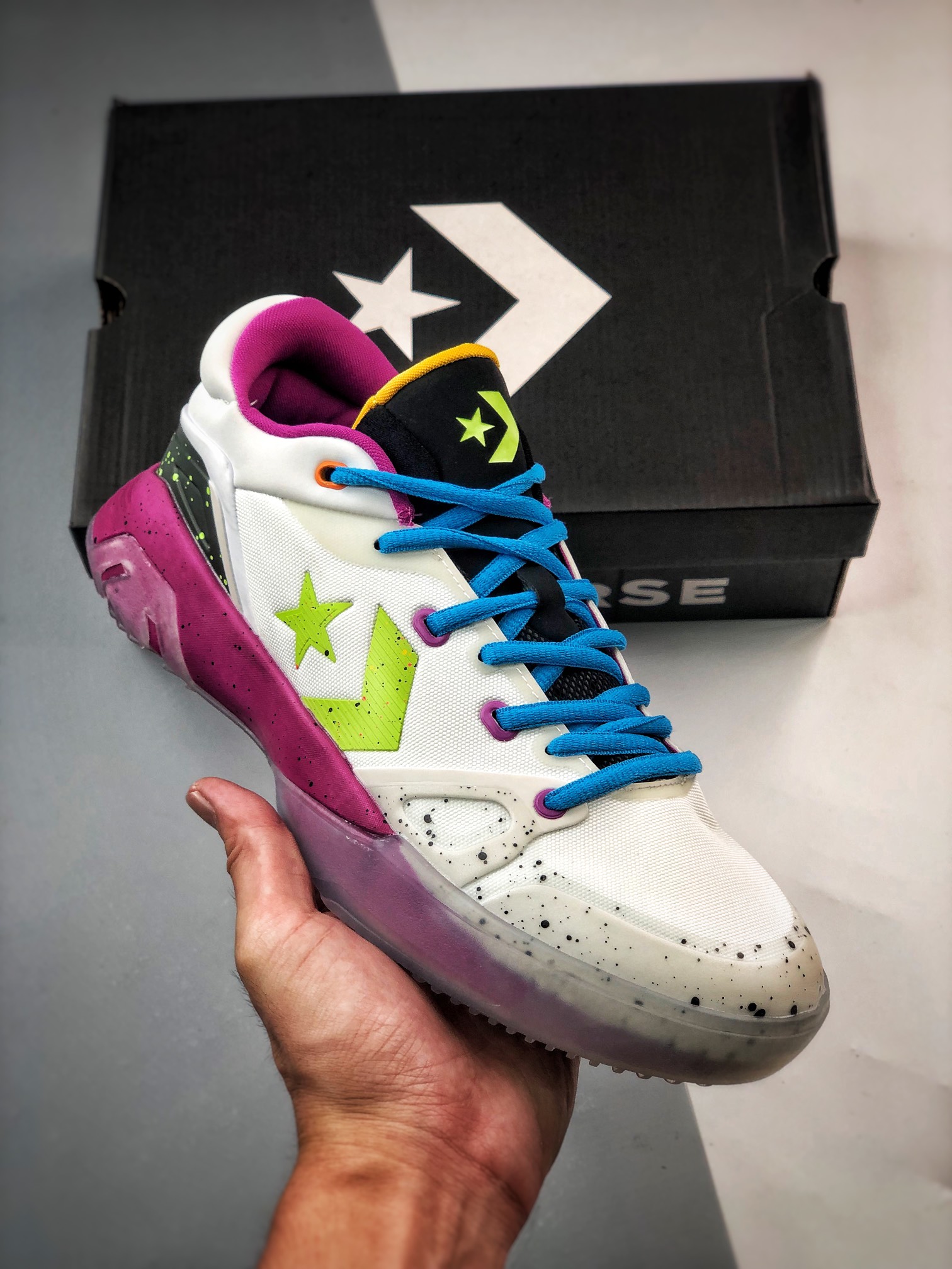 H5   Converse G4 复古篮球鞋 白蓝紫匡威全新二代G4系列 实拍首发独家纯原 全鞋身原档案刺绣细节精准还原硬质织物鞋面，舒适透气。外覆热压和材质，前掌宽度适中，包裹性很强。前掌搭载ZOOM AIR气垫+后掌鹅蛋形NIKE REACT的中底科技组合，足弓TPU稳定片，软中带韧。共享了NIKE各项科技技术，轻实战