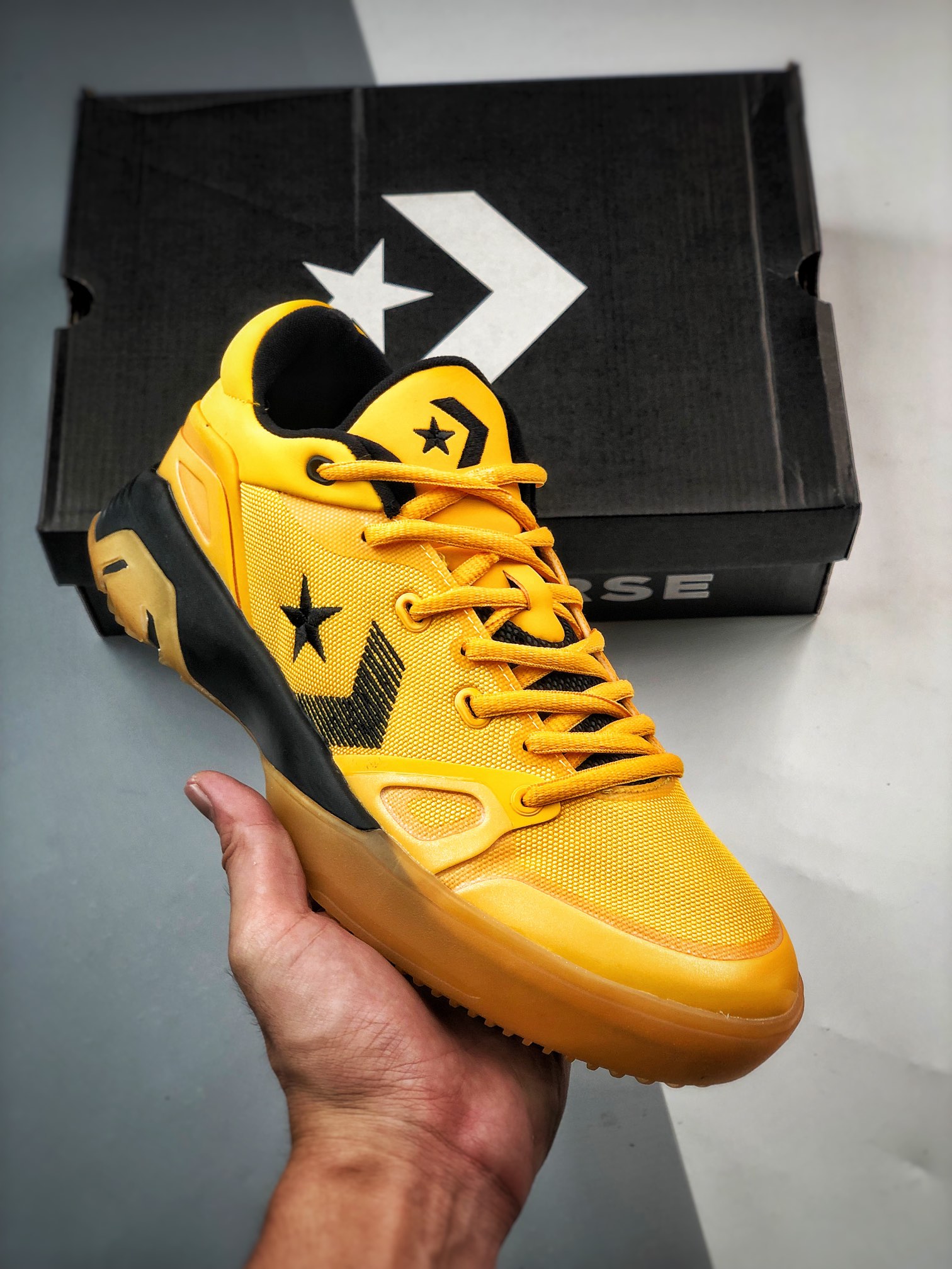 H5   Converse G4 复古篮球鞋 黄黑匡威全新二代G4系列 实拍首发独家纯原 全鞋身原档案刺绣细节精准还原硬质织物鞋面，舒适透气。外覆热压和材质，前掌宽度适中，包裹性很强。前掌搭载ZOOM AIR气垫+后掌鹅蛋形NIKE REACT的中底科技组合，足弓TPU稳定片，软中带韧。共享了NIKE各项科技技术，轻实战