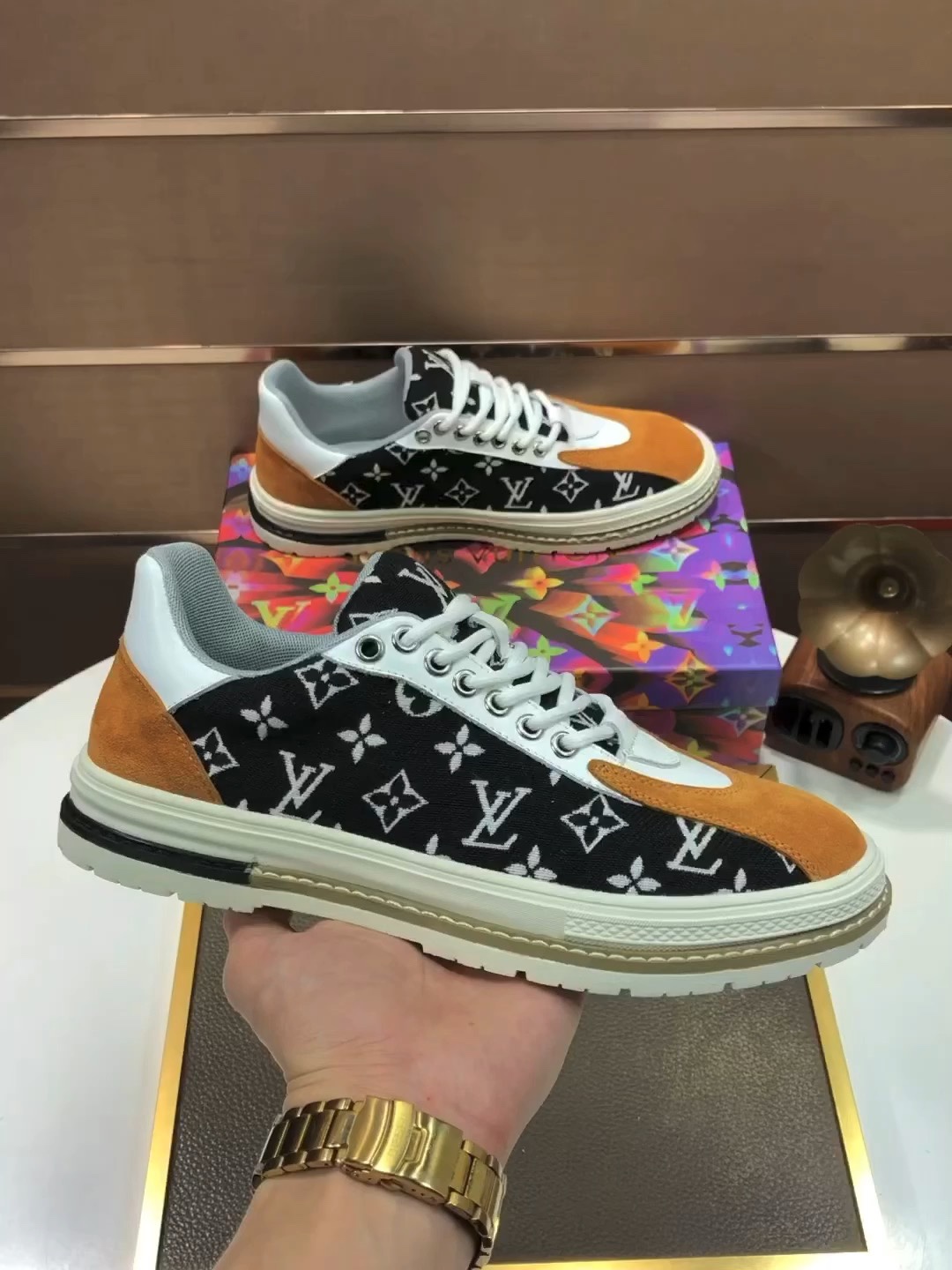 I5 Louis Vuitton (羊皮内里)Louis Vuitton路易威登官网同款[得意]原单爆款 Louis Vuitton原工厂牛皮材料👑1：1原板 羊皮内里，身配件一比一开模💪 专柜品质 🙏 亲们你还为穿着搭配鞋发愁💋那这款鞋你就是你不二的选择🎁🎁38-45(45 定做)