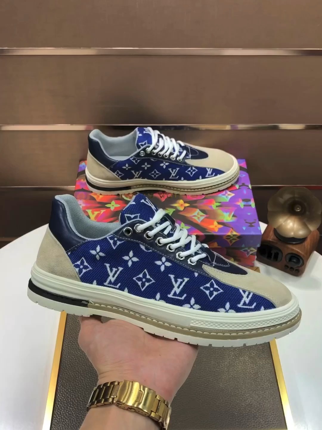 I5 Louis Vuitton (羊皮内里)Louis Vuitton路易威登官网同款[得意]原单爆款 Louis Vuitton原工厂牛皮材料👑1：1原板 羊皮内里，身配件一比一开模💪 专柜品质 🙏 亲们你还为穿着搭配鞋发愁💋那这款鞋你就是你不二的选择🎁🎁38-45(45 定做)