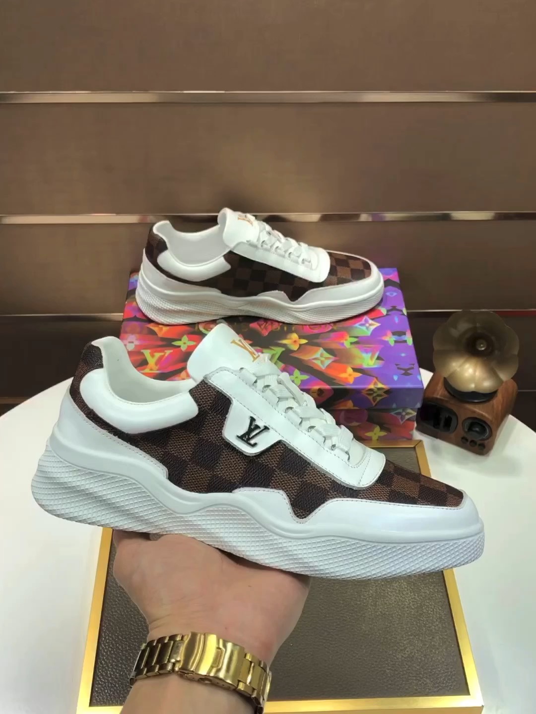 I5 Louis Vuitton (羊皮内里)Louis Vuitton路易威登官网同款[得意]原单爆款 Louis Vuitton原工厂牛皮材料👑1：1原板 羊皮内里，身配件一比一开模💪 专柜品质 🙏 亲们你还为穿着搭配鞋发愁💋那这款鞋你就是你不二的选择🎁🎁38-45(45 定做)