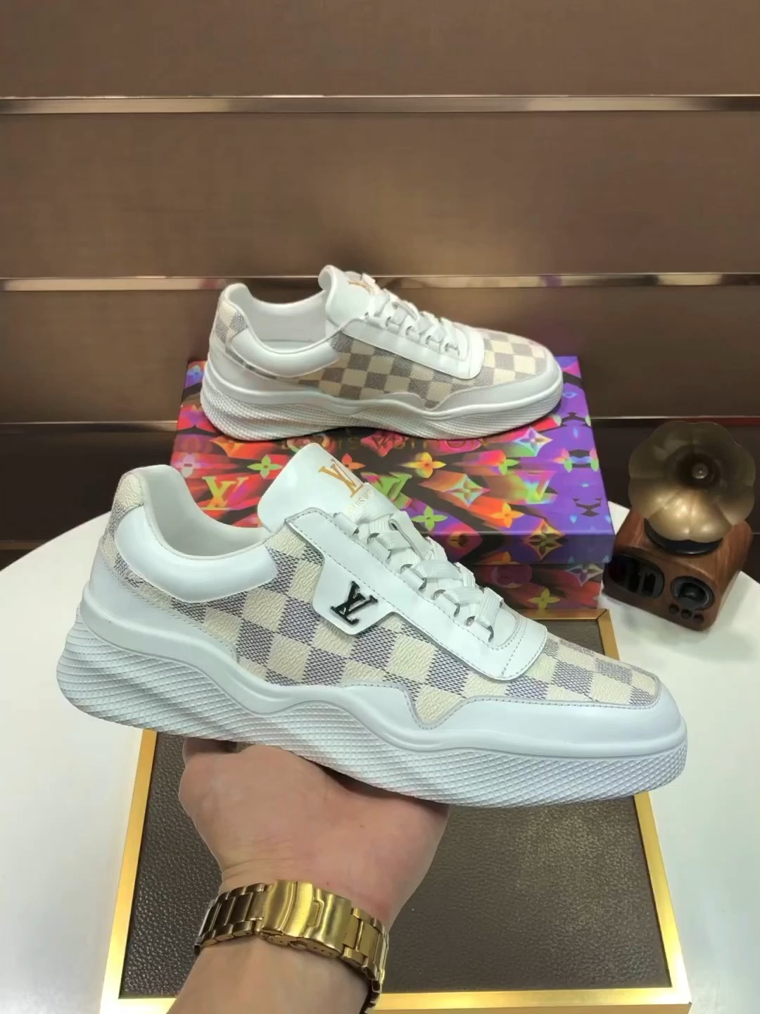 I5 Louis Vuitton (羊皮内里)Louis Vuitton路易威登官网同款[得意]原单爆款 Louis Vuitton原工厂牛皮材料👑1：1原板 羊皮内里，身配件一比一开模💪 专柜品质 🙏 亲们你还为穿着搭配鞋发愁💋那这款鞋你就是你不二的选择🎁🎁38-45(45 定做)