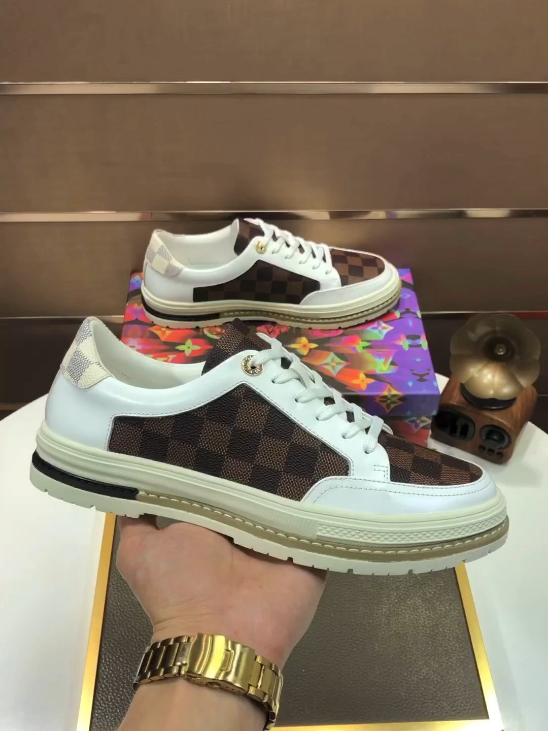 I5 Louis Vuitton (羊皮内里)Louis Vuitton路易威登官网同款[得意]原单爆款 Louis Vuitton原工厂牛皮材料👑1：1原板 羊皮内里，身配件一比一开模💪 专柜品质 🙏 亲们你还为穿着搭配鞋发愁💋那这款鞋你就是你不二的选择🎁🎁38-45(45 定做)