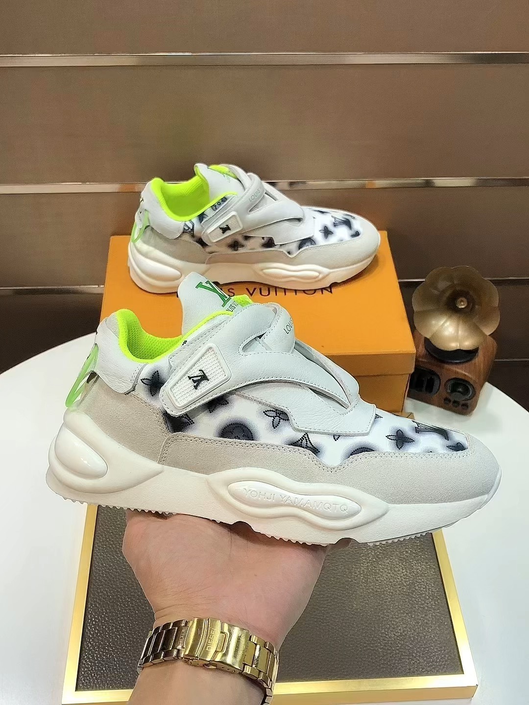 J0 Louis Vuitton (羊皮内里)Louis Vuitton路易威登官网同款[得意]原单爆款 Louis Vuitton原工厂牛皮材料👑1：1原板 羊皮内里，身配件一比一开模💪 专柜品质 🙏 亲们你还为穿着搭配鞋发愁💋那这款鞋你就是你不二的选择🎁🎁38-45(45 定做)