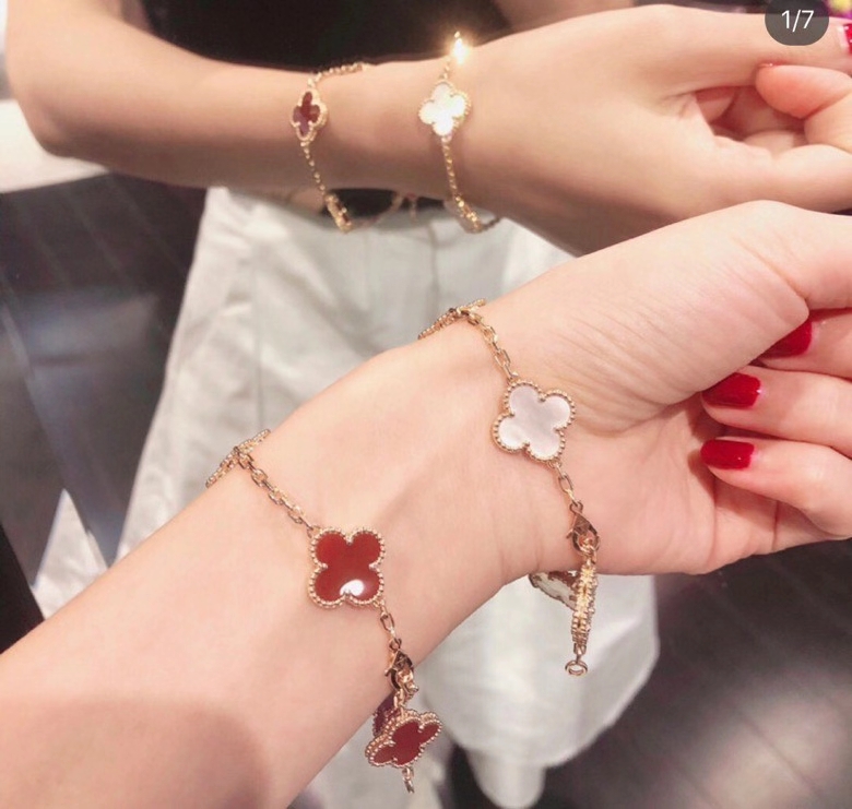 Van Cleef & Arpels Vintage Alhambra 5-Motif Bracelet - Comprehensive 3
