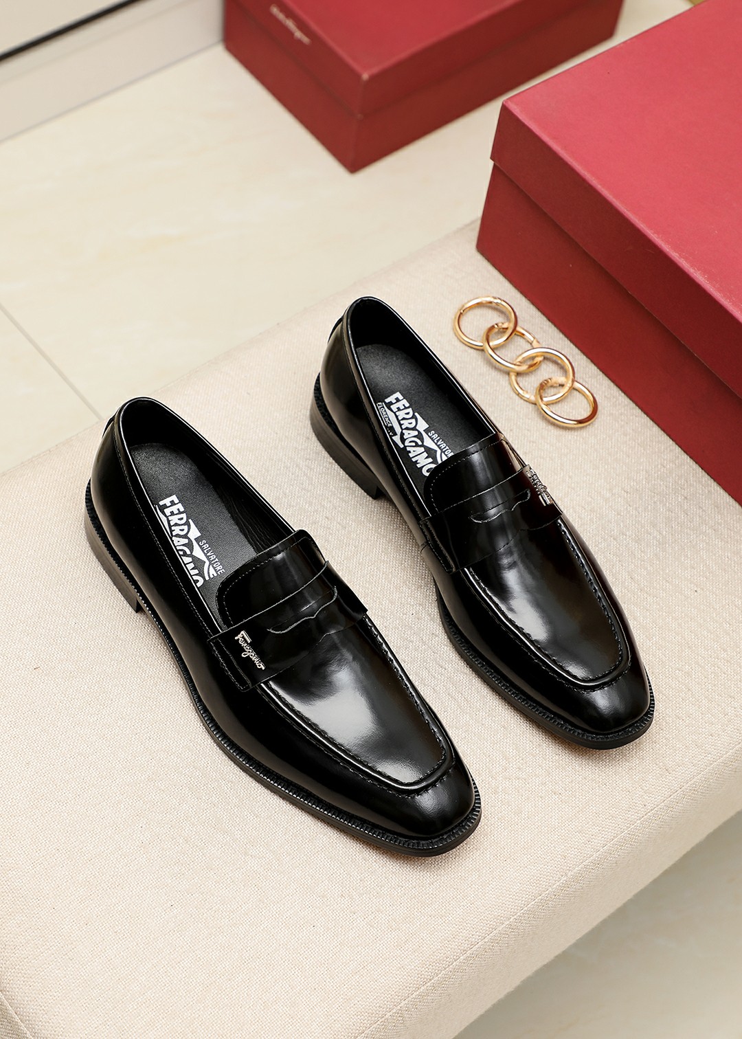 I5   Ferragamo菲拉格慕商务休闲皮鞋每一位成功男士的身份衬托，上脚大气稳重高端定制专柜原版金属扣海外独家购入进口开边珠水牛皮柔软舒适的羊皮内里。不管风吹雨打鞋楦不变，经得起时间的验证，