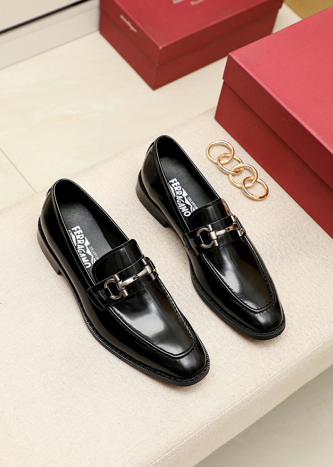 I5   Ferragamo菲拉格慕商务休闲皮鞋每一位成功男士的身份衬托，上脚大气稳重高端定制专柜原版金属扣海外独家购入进口开边珠水牛皮柔软舒适的羊皮内里。不管风吹雨打鞋楦不变，经得起时间的验证，
