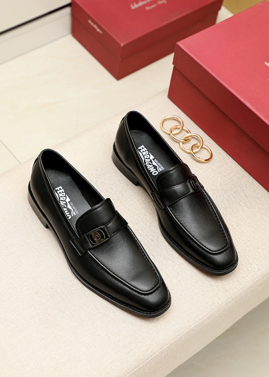 I5   Ferragamo菲拉格慕商务休闲皮鞋每一位成功男士的身份衬托，上脚大气稳重高端定制专柜原版金属扣海外独家购入进口开边珠水牛皮柔软舒适的羊皮内里。不管风吹雨打鞋楦不变，经得起时间的验证，