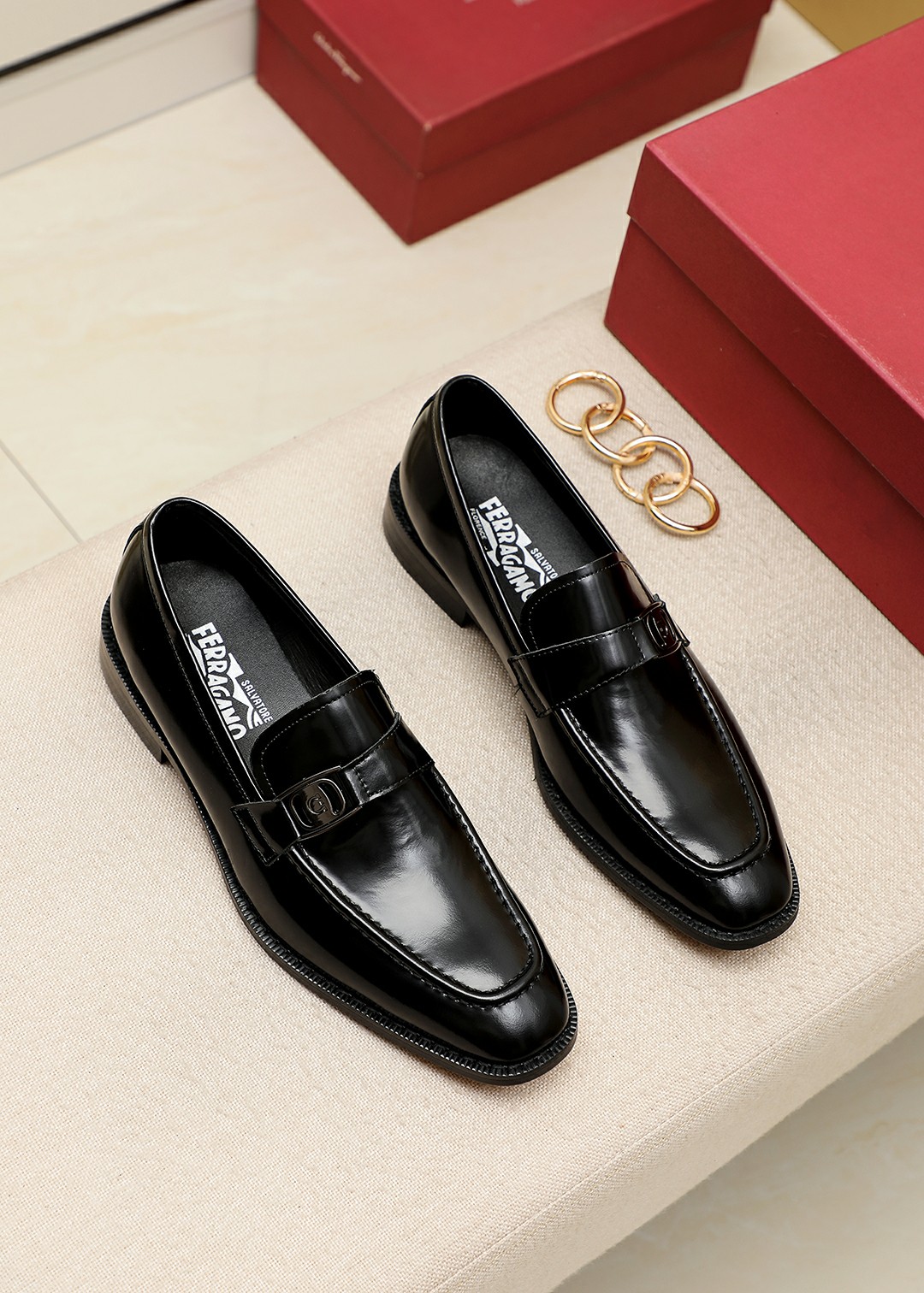 I5   Ferragamo菲拉格慕商务休闲皮鞋每一位成功男士的身份衬托，上脚大气稳重高端定制专柜原版金属扣海外独家购入进口开边珠水牛皮柔软舒适的羊皮内里。不管风吹雨打鞋楦不变，经得起时间的验证，