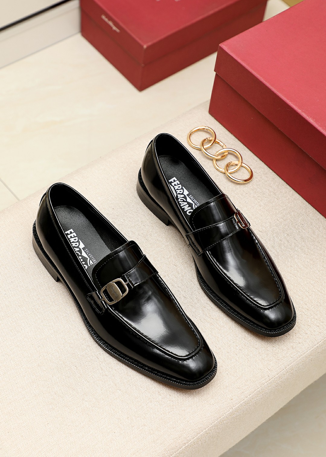 I5   Ferragamo菲拉格慕商务休闲皮鞋每一位成功男士的身份衬托，上脚大气稳重高端定制专柜原版金属扣海外独家购入进口开边珠水牛皮柔软舒适的羊皮内里。不管风吹雨打鞋楦不变，经得起时间的验证，