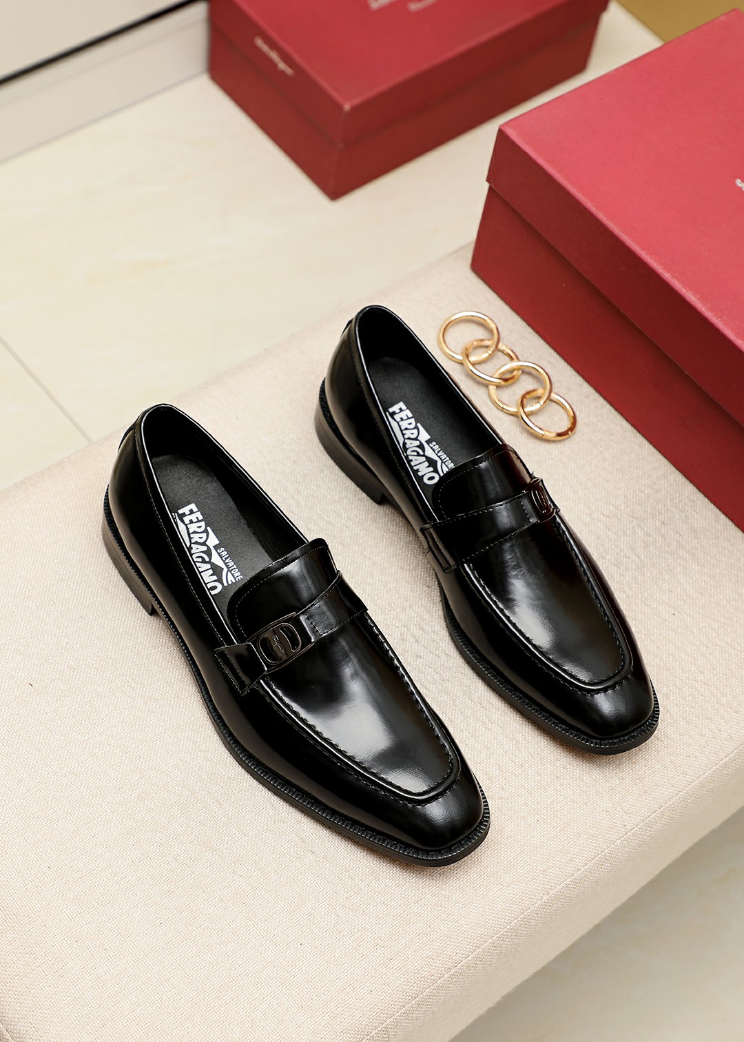 I5   Ferragamo菲拉格慕商务休闲皮鞋每一位成功男士的身份衬托，上脚大气稳重高端定制专柜原版金属扣海外独家购入进口开边珠水牛皮柔软舒适的羊皮内里。不管风吹雨打鞋楦不变，经得起时间的验证，