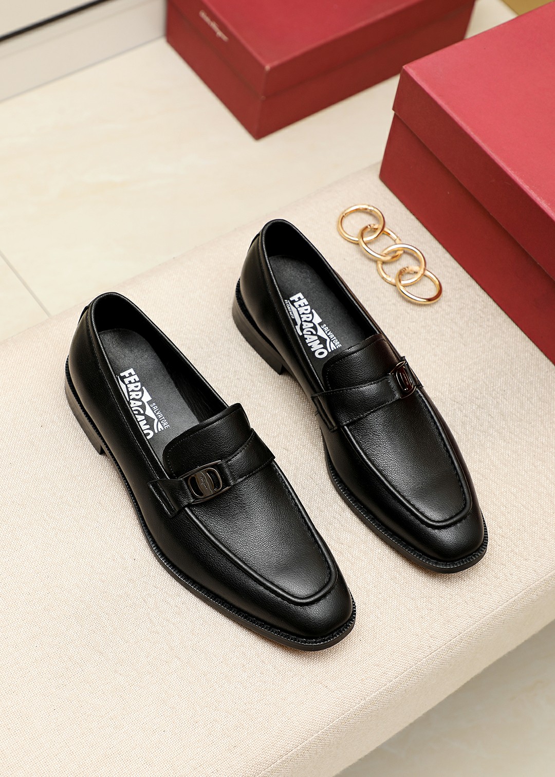 I5   Ferragamo菲拉格慕商务休闲皮鞋每一位成功男士的身份衬托，上脚大气稳重高端定制专柜原版金属扣海外独家购入进口开边珠水牛皮柔软舒适的羊皮内里。不管风吹雨打鞋楦不变，经得起时间的验证，