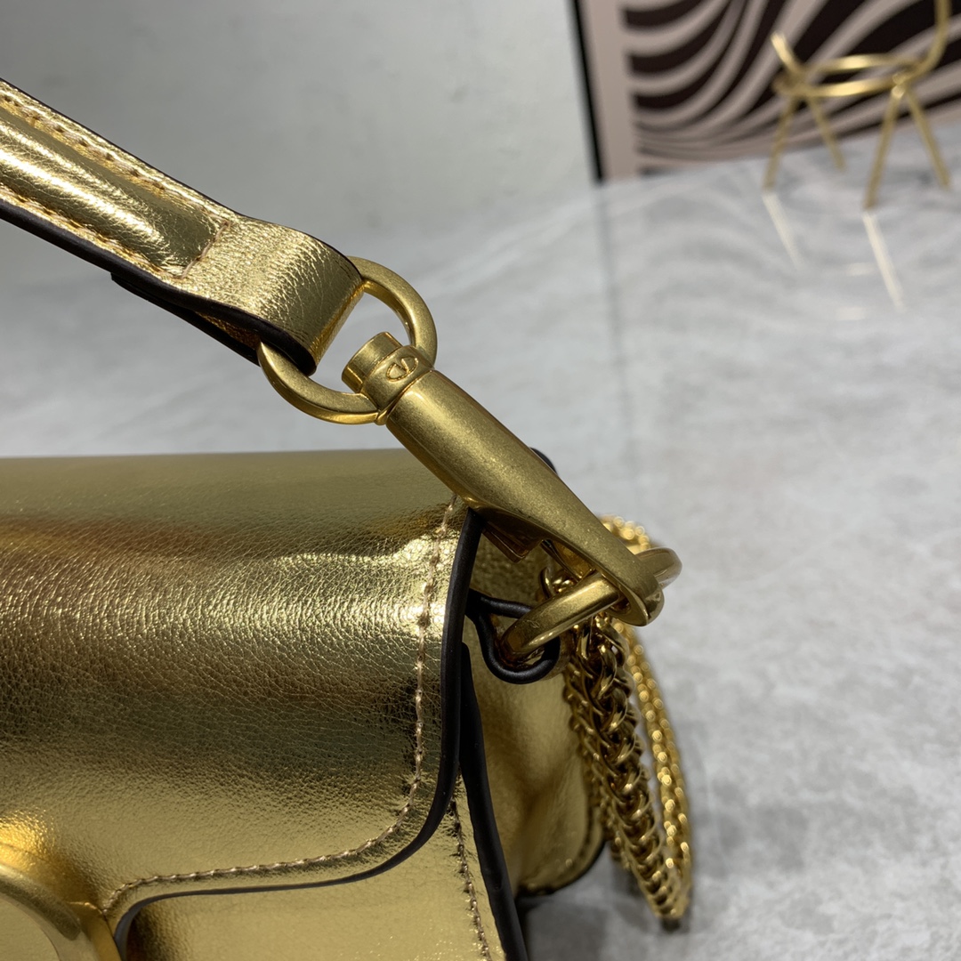 【520甄选】VALENTINO华家 女士MINILOCO 小牛皮新品 金属链条和细腻皮革组成别致双提柄,还可拆除变身手 【520甄选】VALENTINO华家 女士MINILOCO 小牛皮新品 金属链条和细腻皮革组成别致双提柄,还可拆除变身手