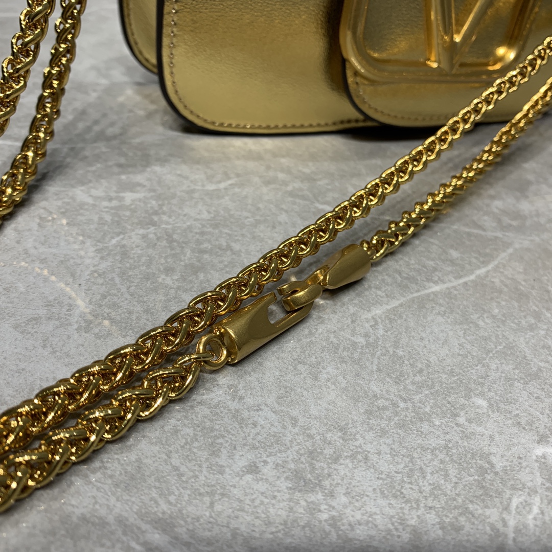 【520甄选】VALENTINO华家 女士MINILOCO 小牛皮新品 金属链条和细腻皮革组成别致双提柄,还可拆除变身手 【520甄选】VALENTINO华家 女士MINILOCO 小牛皮新品 金属链条和细腻皮革组成别致双提柄,还可拆除变身手