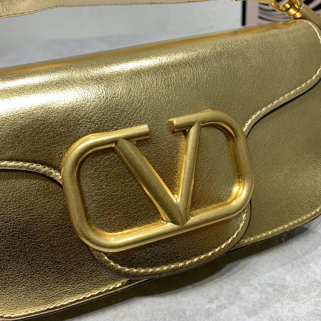 【520甄选】VALENTINO华家 女士MINILOCO 小牛皮新品 金属链条和细腻皮革组成别致双提柄,还可拆除变身手 【520甄选】VALENTINO华家 女士MINILOCO 小牛皮新品 金属链条和细腻皮革组成别致双提柄,还可拆除变身手