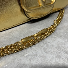 新品 Valentino2022早春系列# 经典包袋升级,占据街头焦点。 标志性铆钉点缀包身与包带,再来点新颜色瞧瞧,解 新品 Valentino2022早春系列# 经典包袋升级,占据街头焦点。 标志性铆钉点缀包身与包带,再来点新颜色瞧瞧,解