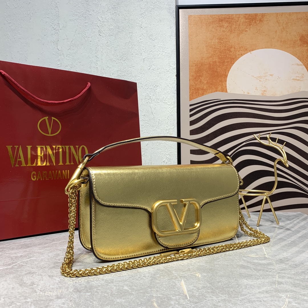 新品 Valentino2022早春系列# 经典包袋升级,占据街头焦点。 标志性铆钉点缀包身与包带,再来点新颜色瞧瞧,解 新品 Valentino2022早春系列# 经典包袋升级,占据街头焦点。 标志性铆钉点缀包身与包带,再来点新颜色瞧瞧,解