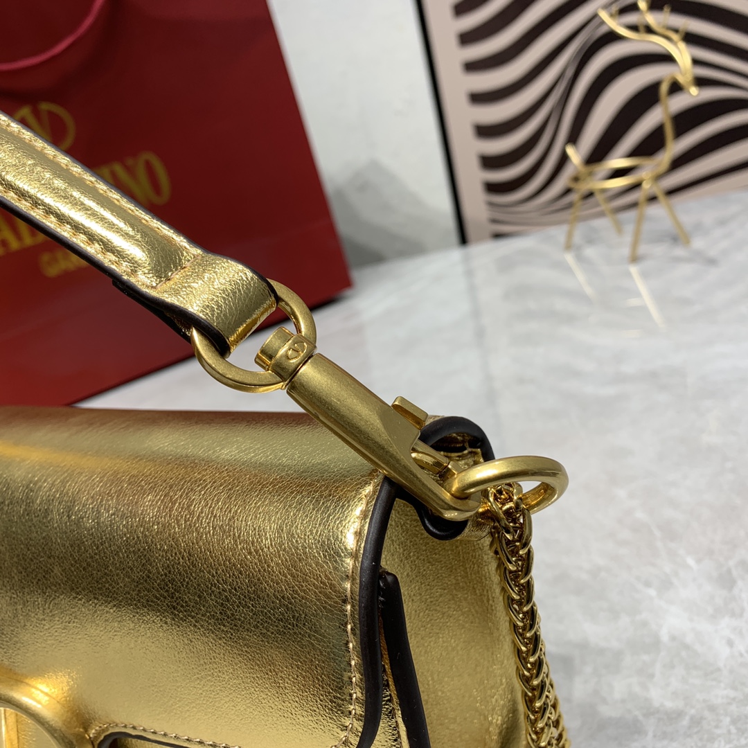 新品 Valentino2022早春系列# 经典包袋升级,占据街头焦点。 标志性铆钉点缀包身与包带,再来点新颜色瞧瞧,解 新品 Valentino2022早春系列# 经典包袋升级,占据街头焦点。 标志性铆钉点缀包身与包带,再来点新颜色瞧瞧,解