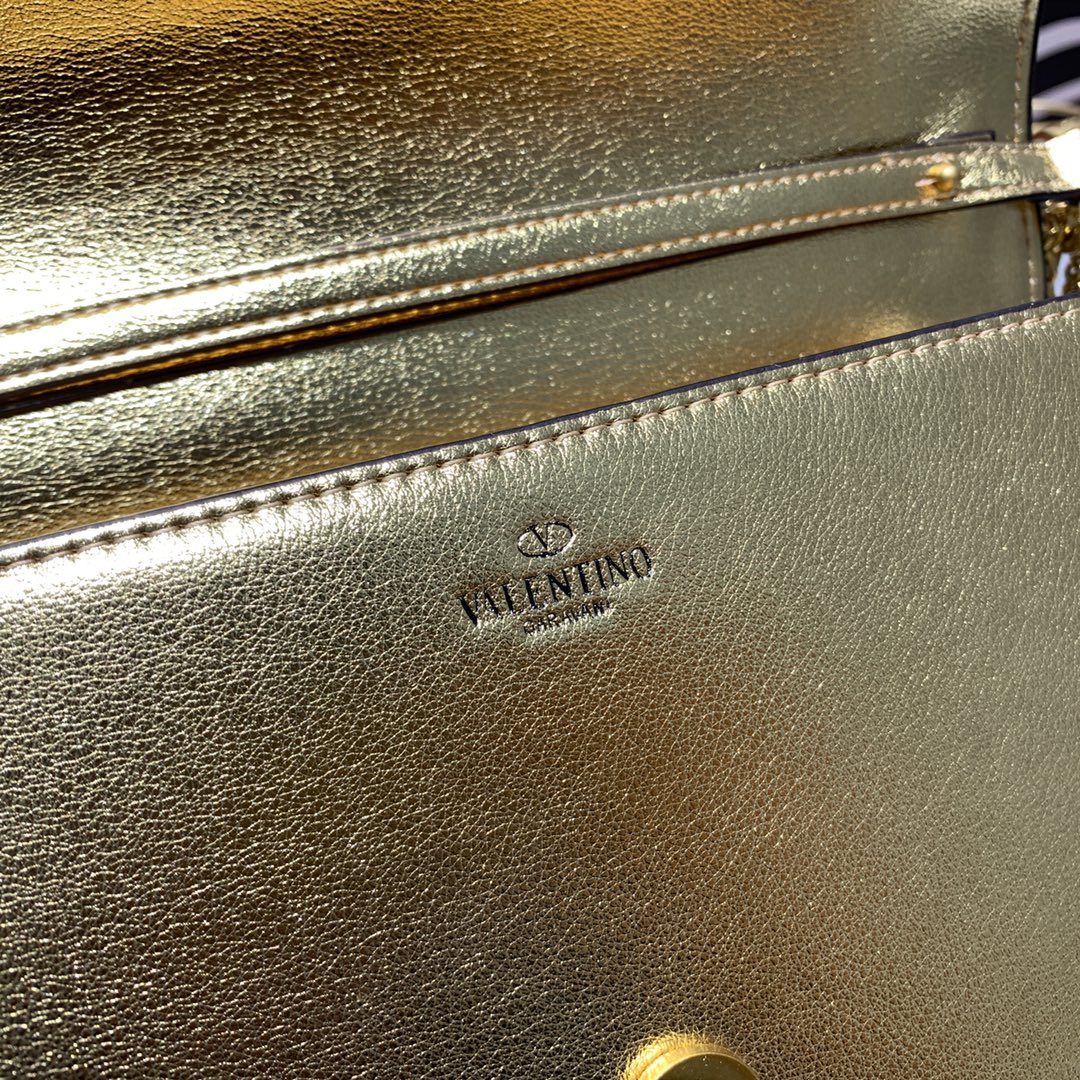 新品 Valentino2022早春系列# 经典包袋升级,占据街头焦点。 标志性铆钉点缀包身与包带,再来点新颜色瞧瞧,解 新品 Valentino2022早春系列# 经典包袋升级,占据街头焦点。 标志性铆钉点缀包身与包带,再来点新颜色瞧瞧,解