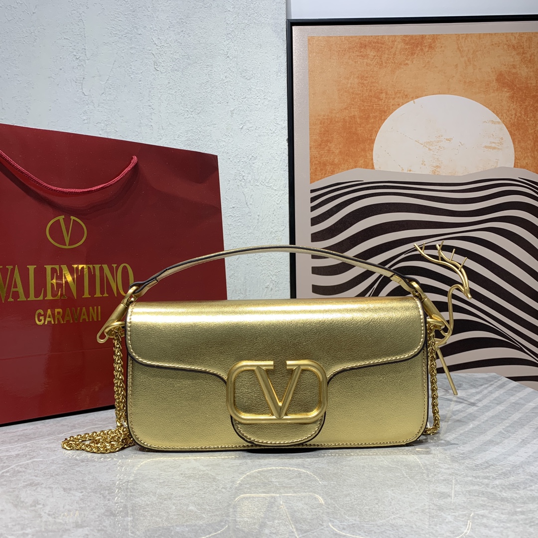 新品 Valentino2022早春系列# 经典包袋升级,占据街头焦点。 标志性铆钉点缀包身与包带,再来点新颜色瞧瞧,解 新品 Valentino2022早春系列# 经典包袋升级,占据街头焦点。 标志性铆钉点缀包身与包带,再来点新颜色瞧瞧,解