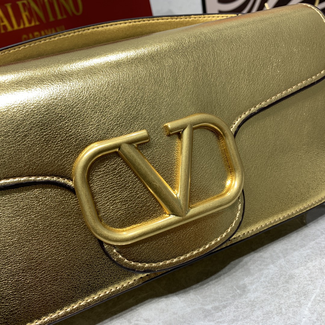 新品 Valentino2022早春系列# 经典包袋升级,占据街头焦点。 标志性铆钉点缀包身与包带,再来点新颜色瞧瞧,解 新品 Valentino2022早春系列# 经典包袋升级,占据街头焦点。 标志性铆钉点缀包身与包带,再来点新颜色瞧瞧,解