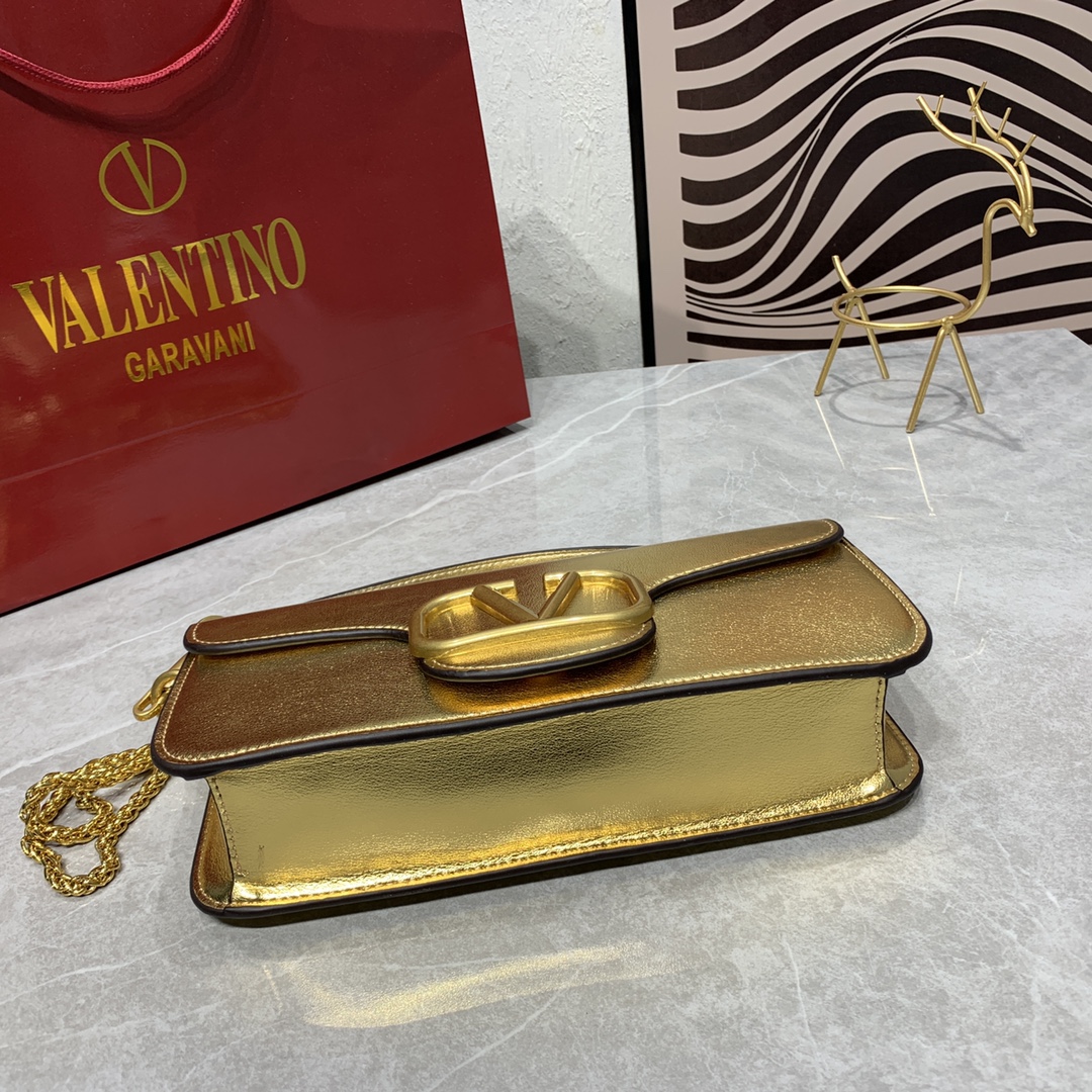 新品 Valentino2022早春系列# 经典包袋升级,占据街头焦点。 标志性铆钉点缀包身与包带,再来点新颜色瞧瞧,解 新品 Valentino2022早春系列# 经典包袋升级,占据街头焦点。 标志性铆钉点缀包身与包带,再来点新颜色瞧瞧,解