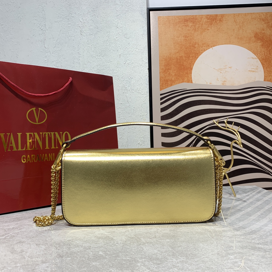 新品 Valentino2022早春系列# 经典包袋升级,占据街头焦点。 标志性铆钉点缀包身与包带,再来点新颜色瞧瞧,解 新品 Valentino2022早春系列# 经典包袋升级,占据街头焦点。 标志性铆钉点缀包身与包带,再来点新颜色瞧瞧,解