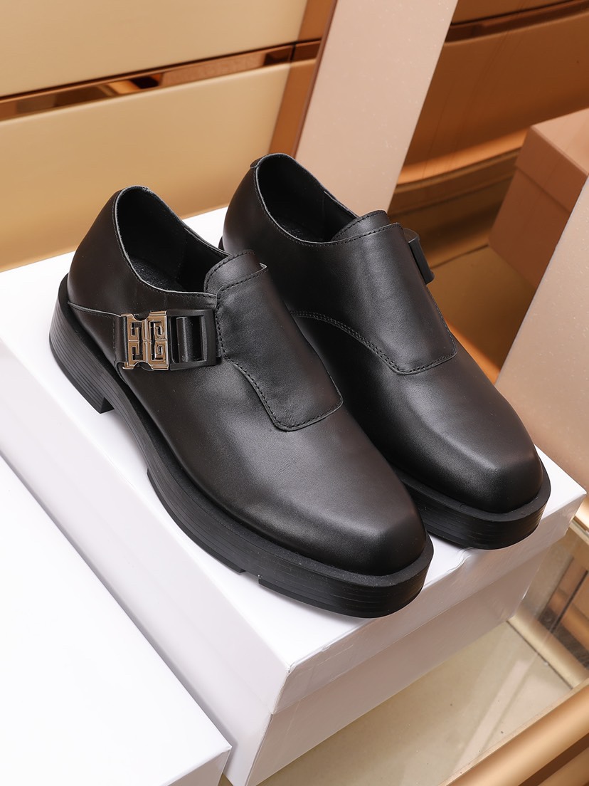 J5  Givenchy  纪梵希 完美造型打造顶级品质超轻便鞋面采用头层牛皮制作.全羊皮内里 原版大底上脚舒服立体感强 原厂品质超新潮一款鞋男必备休闲款穿上感觉特轻松；运动等场合都非常实用颜色：两色可选。