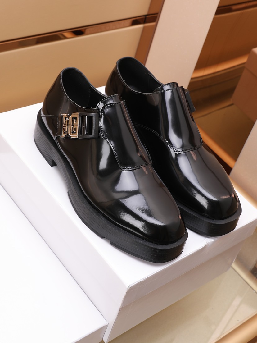 J5  Givenchy  纪梵希 完美造型打造顶级品质超轻便鞋面采用头层牛皮制作.全羊皮内里 原版大底上脚舒服立体感强 原厂品质超新潮一款鞋男必备休闲款穿上感觉特轻松；运动等场合都非常实用颜色：两色可选。