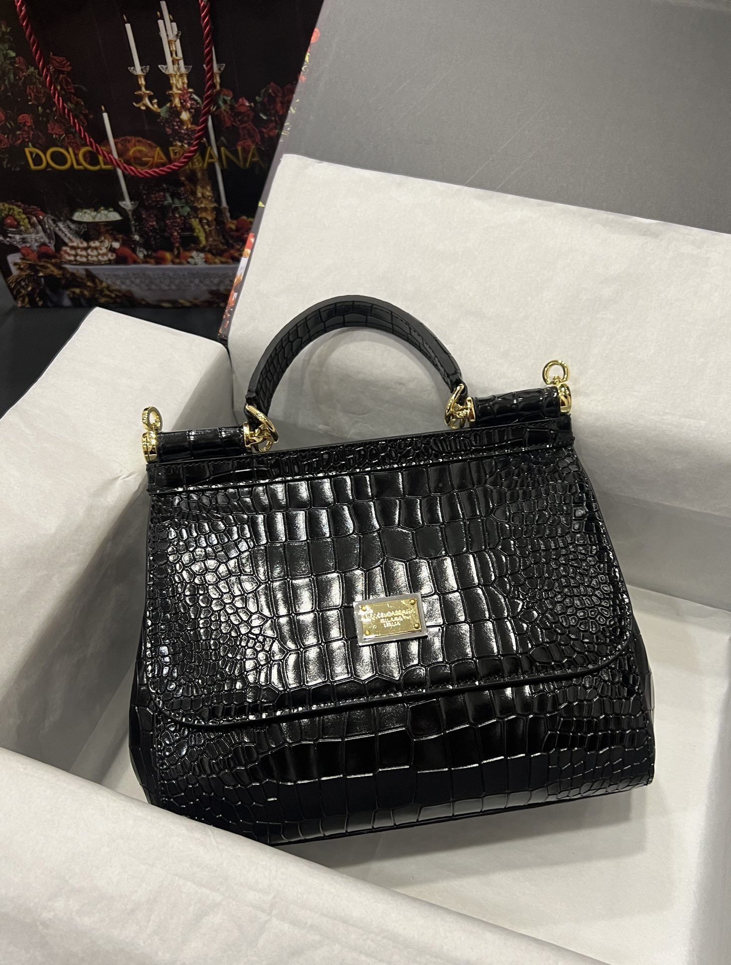 Top original Dolce & Gabbana imported cowhide + crocodile pattern 👑 Every time it is shown, there is always heat 🔥 The bright spot 🎨 is always loved 💋 The color is always outstanding 🙅 The selection of materials gives people a strong visual impact 🎏 It has become a vibrant style and creativity to the fashion circle 🙅 🌟 Size: Large size 25cm model 4136