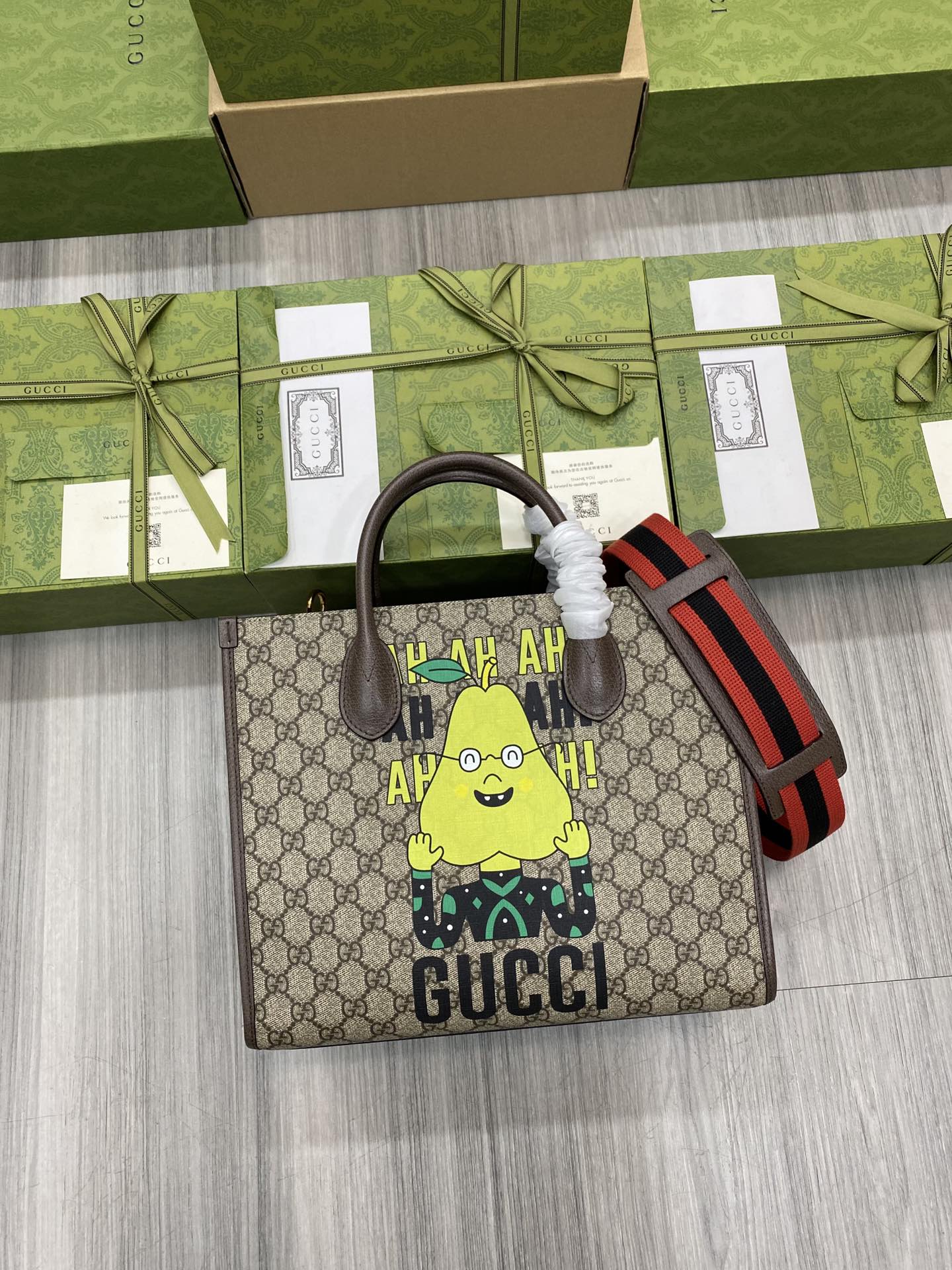 GUCCI сумка-тоут маленькая с мультяшным рисунком груши, две ручки, ремень