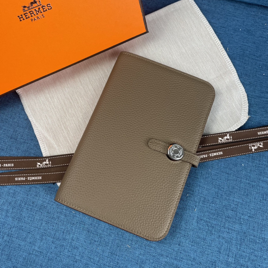 Hermes Dogon Duo Wallet in Togo Leather with Removable Coin Purse - Taupe 3 i1657856316 1814 1