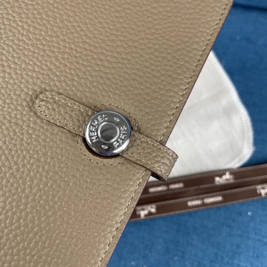 Hermes Dogon Duo Wallet in Togo Leather with Removable Coin Purse - Taupe 5 i1657856316 9503 3