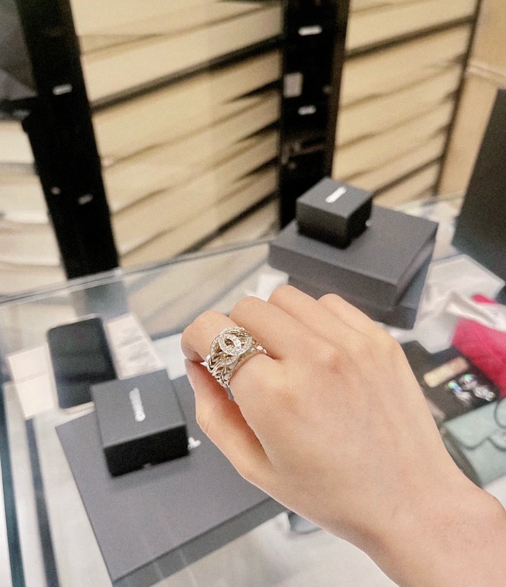 NO:359924,【ch@nel black and white leather-wearing woven metal rhinestone ring】 ·Super rare white leather-wearing !  Very beautiful ~ · Must-enter into the series!  Beautiful customized zp snake bone metal chain skin-wiping process · Full of craftsmanship details!  Large particle Swarovski crystal diamond, bling bling flash!  Double-sided wearable, Chanel ring, chanel, swarovski,ring19860909【ch@nel黑白穿皮编织金属水钻戒指】 ·超罕见白色穿皮！非常绝美～ ·必入系列！绝美定制zp蛇骨金属链条穿皮工艺 ·工艺细节满满！大颗粒施华洛世奇水晶钻,bling bling闪！双面可佩戴,香奈儿戒指,chanel,swarovski,ring,Jewelry