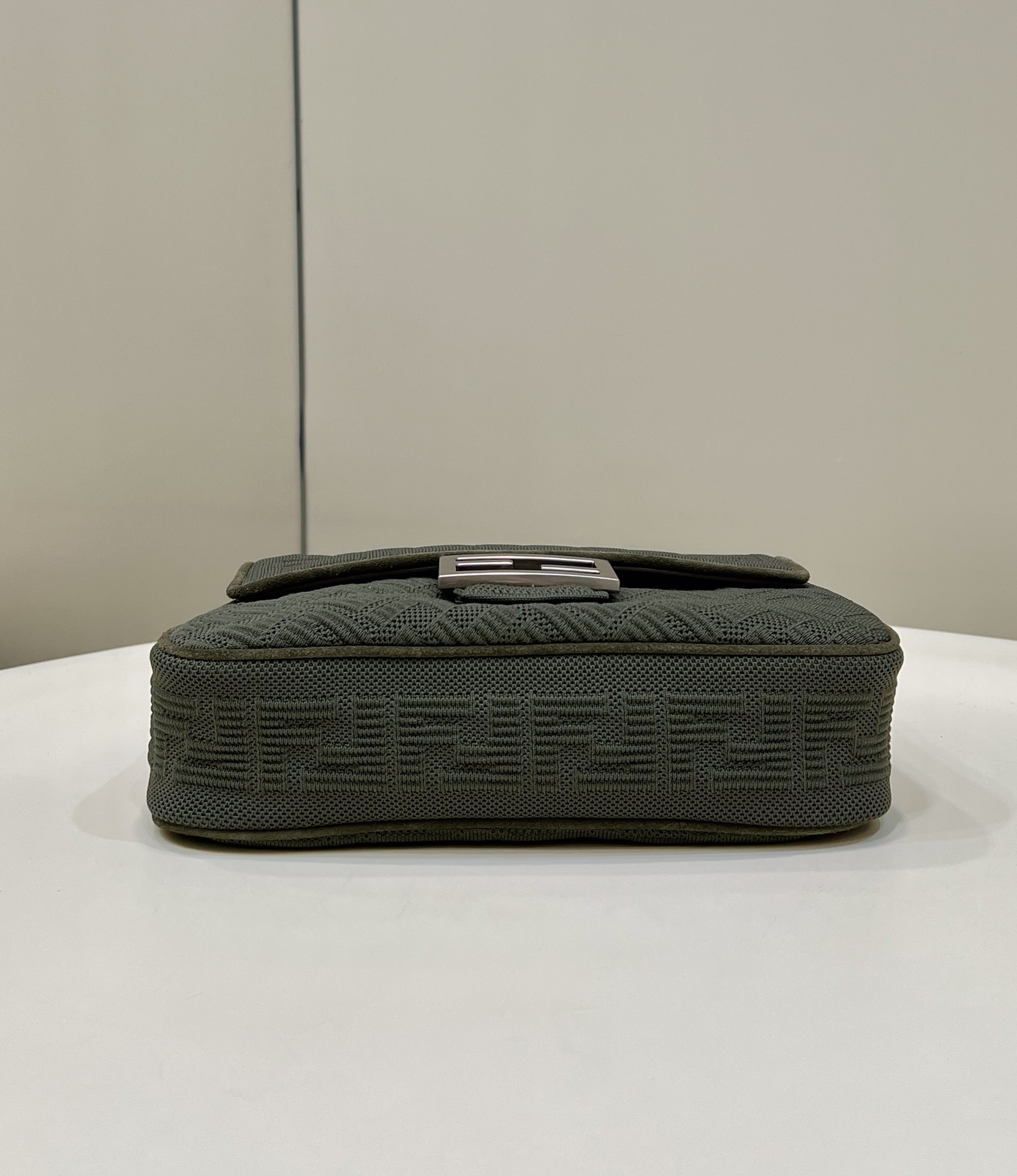 FENDI芬迪3D纹理FF链条baguette手袋8529