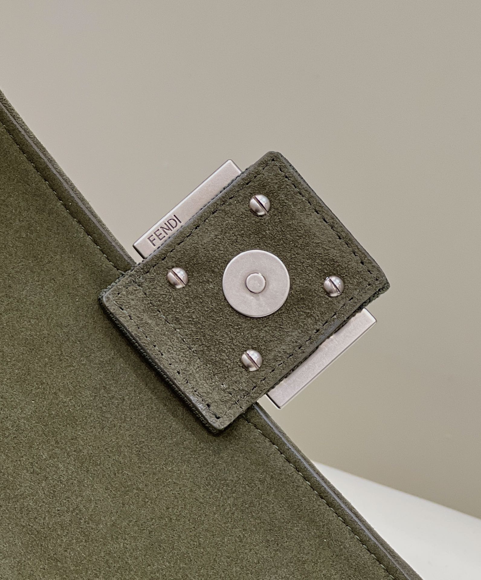 FENDI芬迪3D纹理FF链条baguette手袋8529