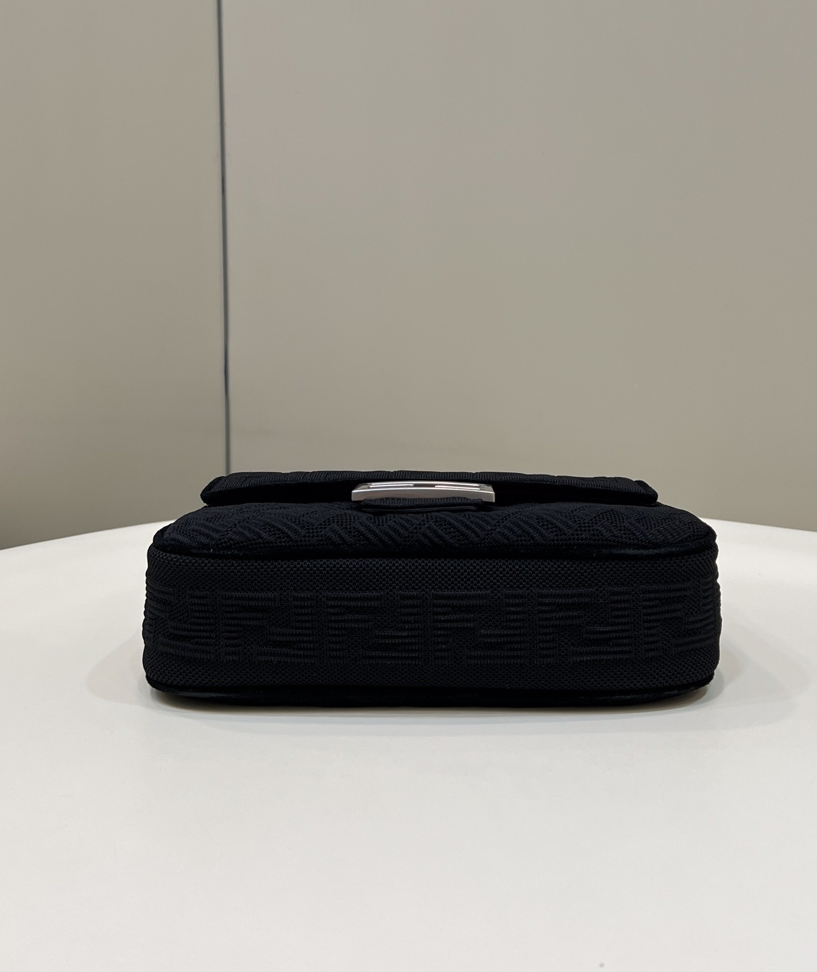 FENDI芬迪3D纹理FF链条baguette手袋8529