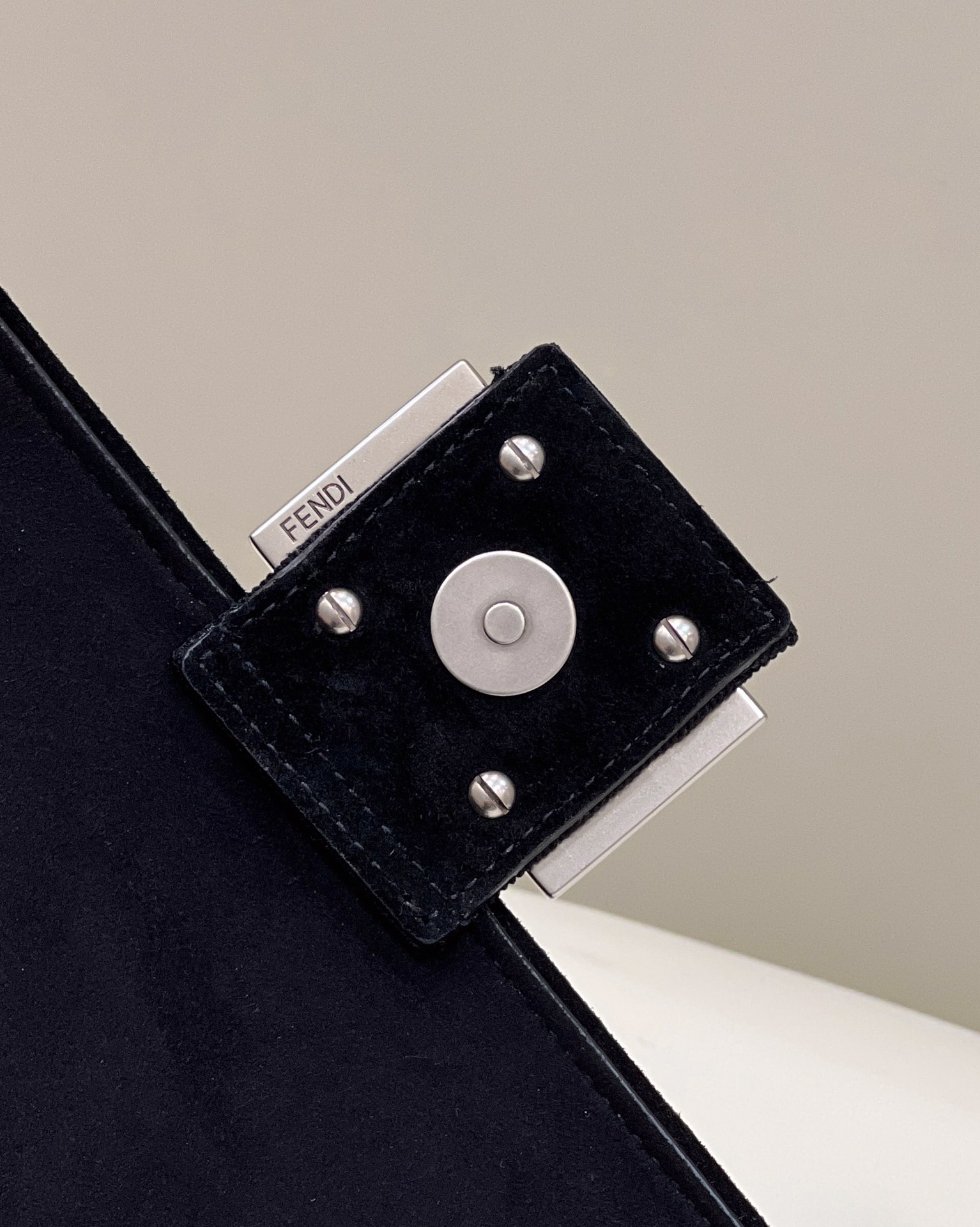 FENDI芬迪3D纹理FF链条baguette手袋8529