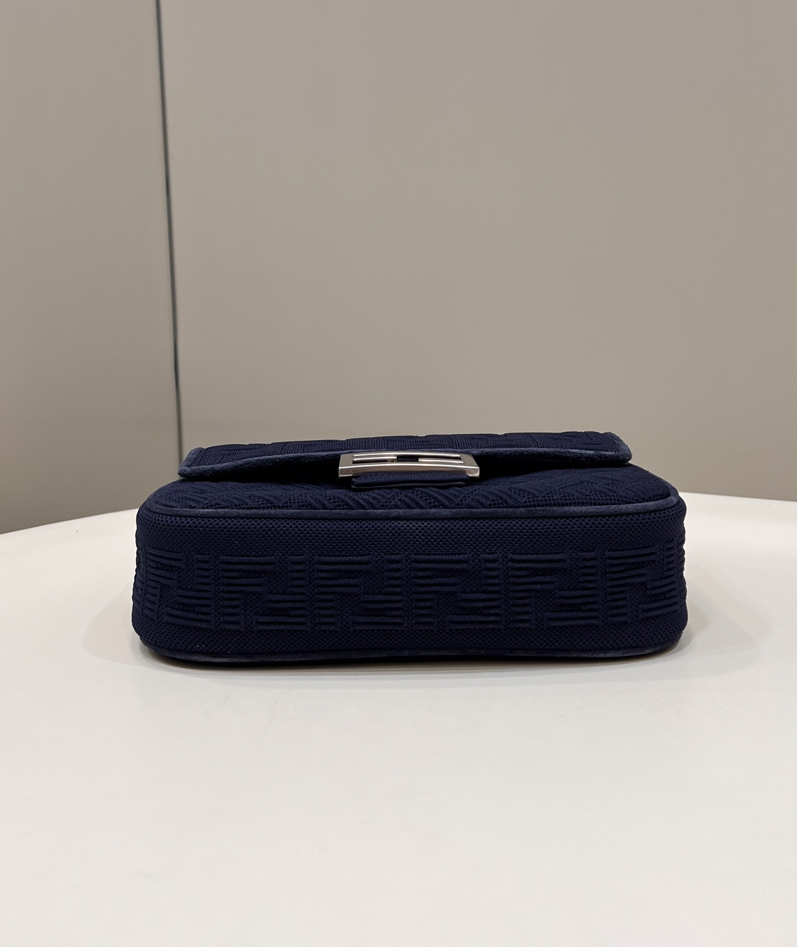 FENDI芬迪3D纹理FF链条baguette手袋8529