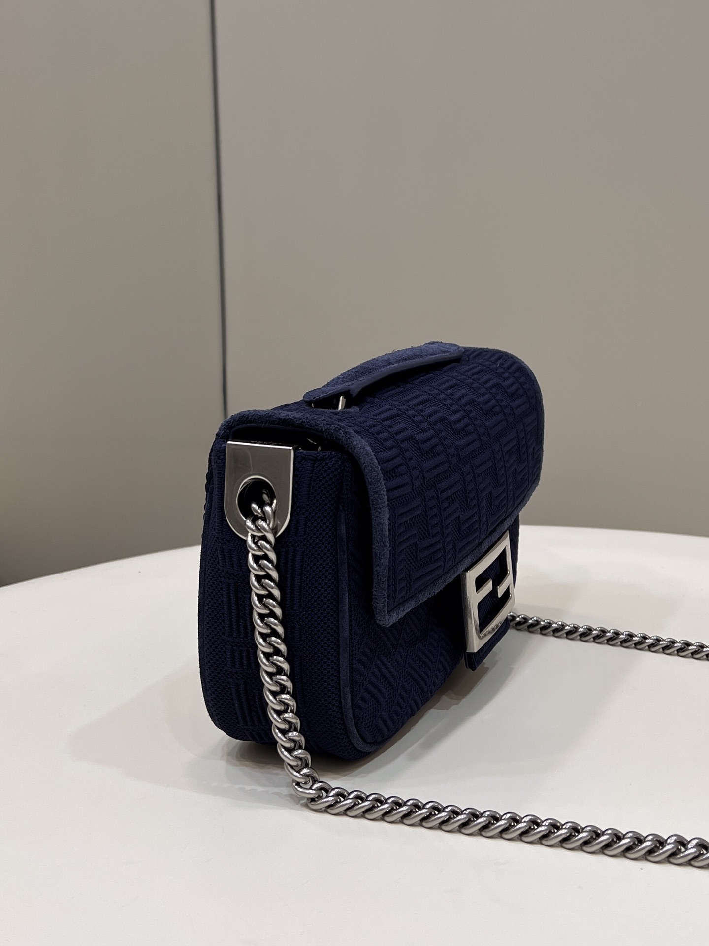FENDI芬迪3D纹理FF链条baguette手袋8529