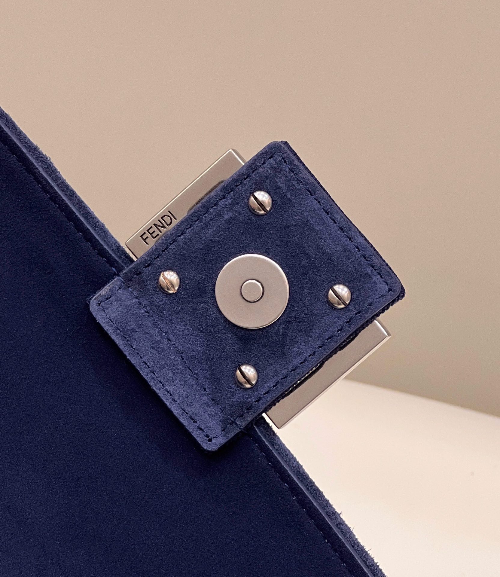 FENDI芬迪3D纹理FF链条baguette手袋8529