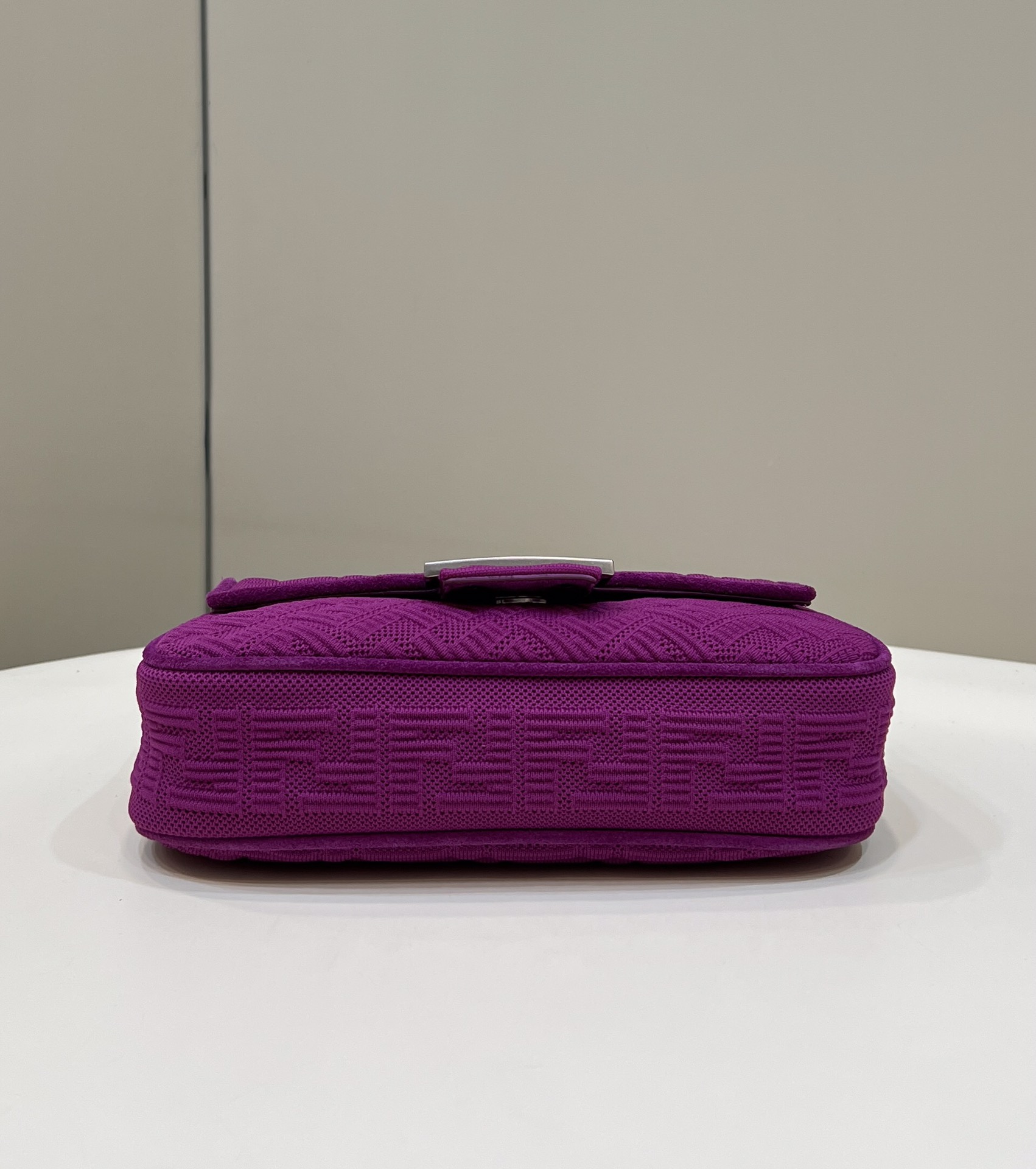 FENDI芬迪3D纹理FF链条baguette手袋8529