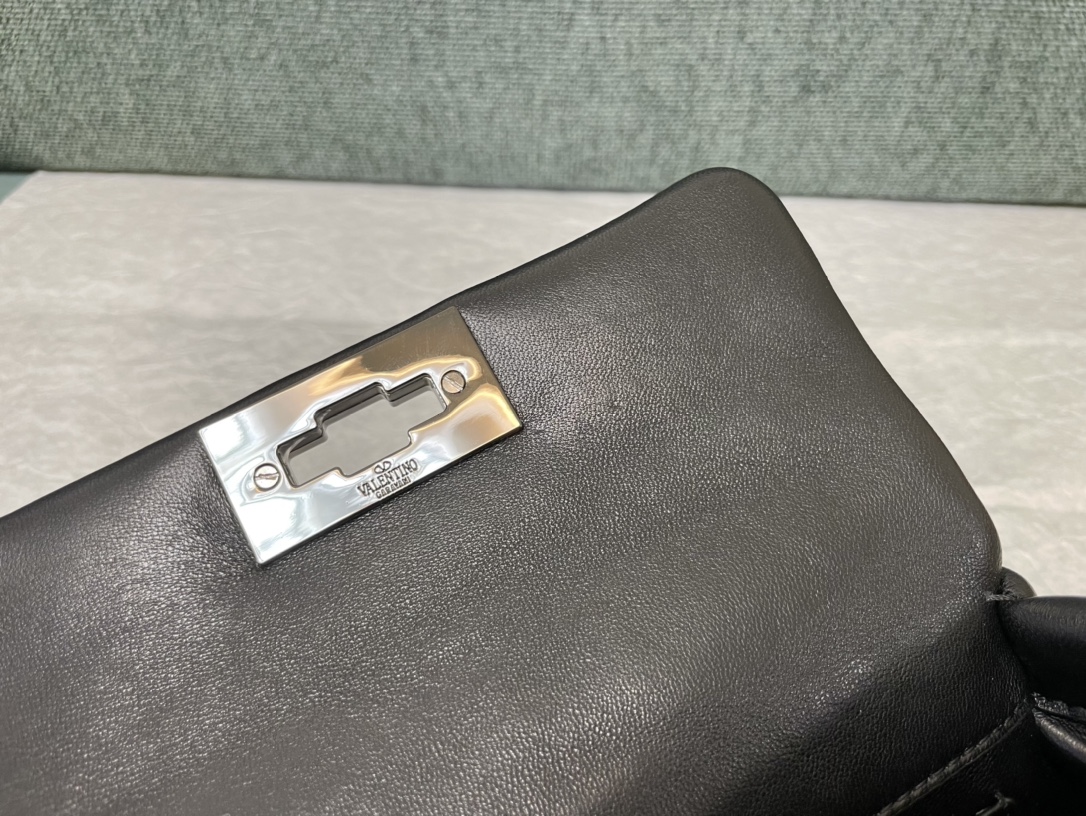 Valentino华伦天奴纳帕羊皮革迷你链条包0188