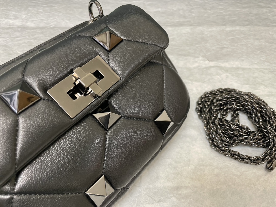 Valentino华伦天奴纳帕羊皮革迷你链条包0188