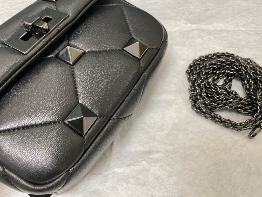 Valentino华伦天奴纳帕羊皮革迷你链条包0188