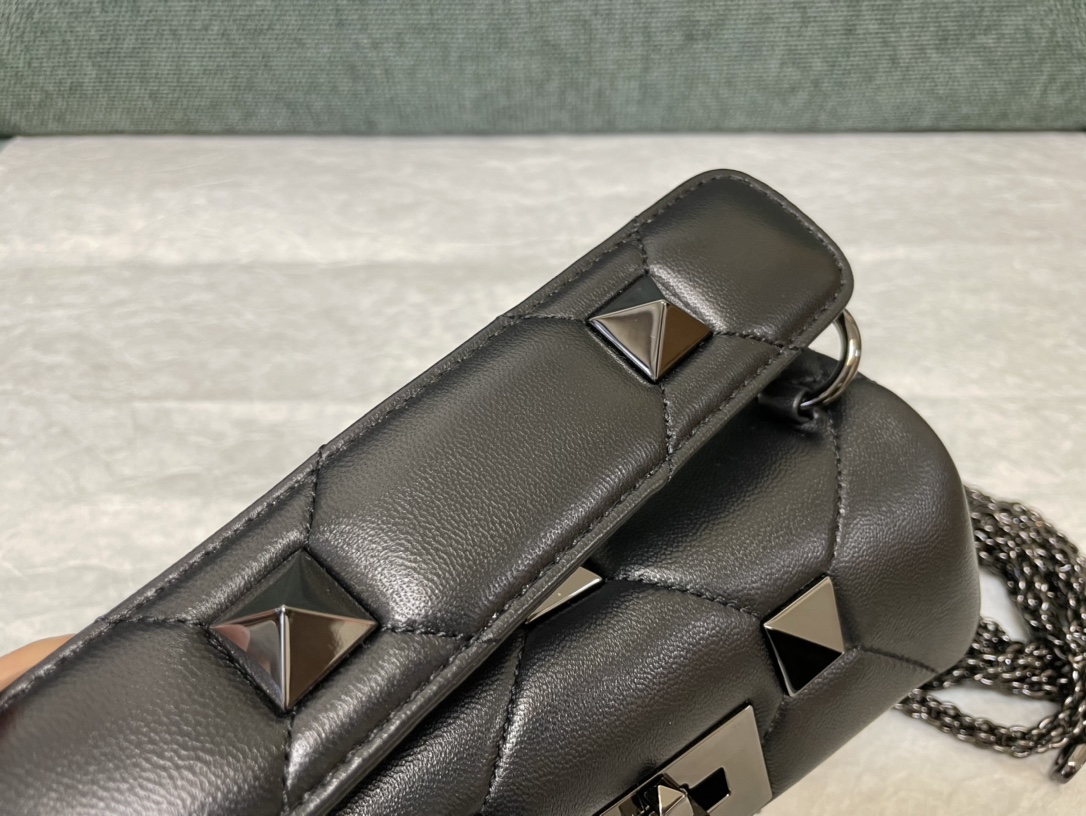 Valentino华伦天奴纳帕羊皮革迷你链条包0188