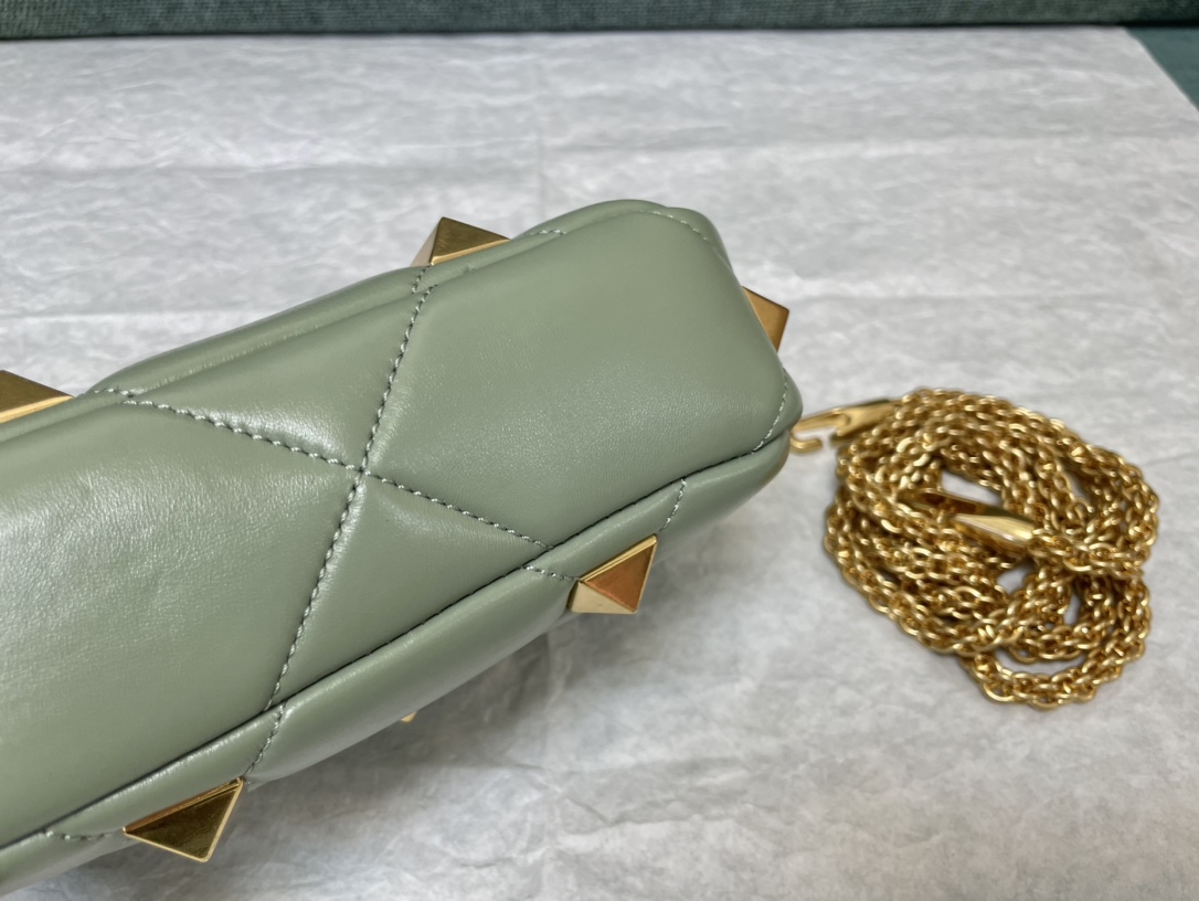 Valentino华伦天奴纳帕羊皮革迷你链条包0188