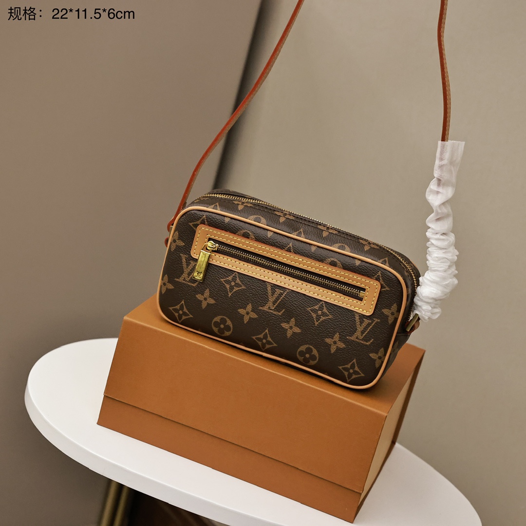 LV Vintage中古开口笑腋下包💰220 款式简约百搭款,腋下包搭配一条链条手提斜挎,以Monogram老花帆布构成简洁包款,拉链计设安全实用,小积体大容量实用雅之致选 。 规格:22*11.5*6cm