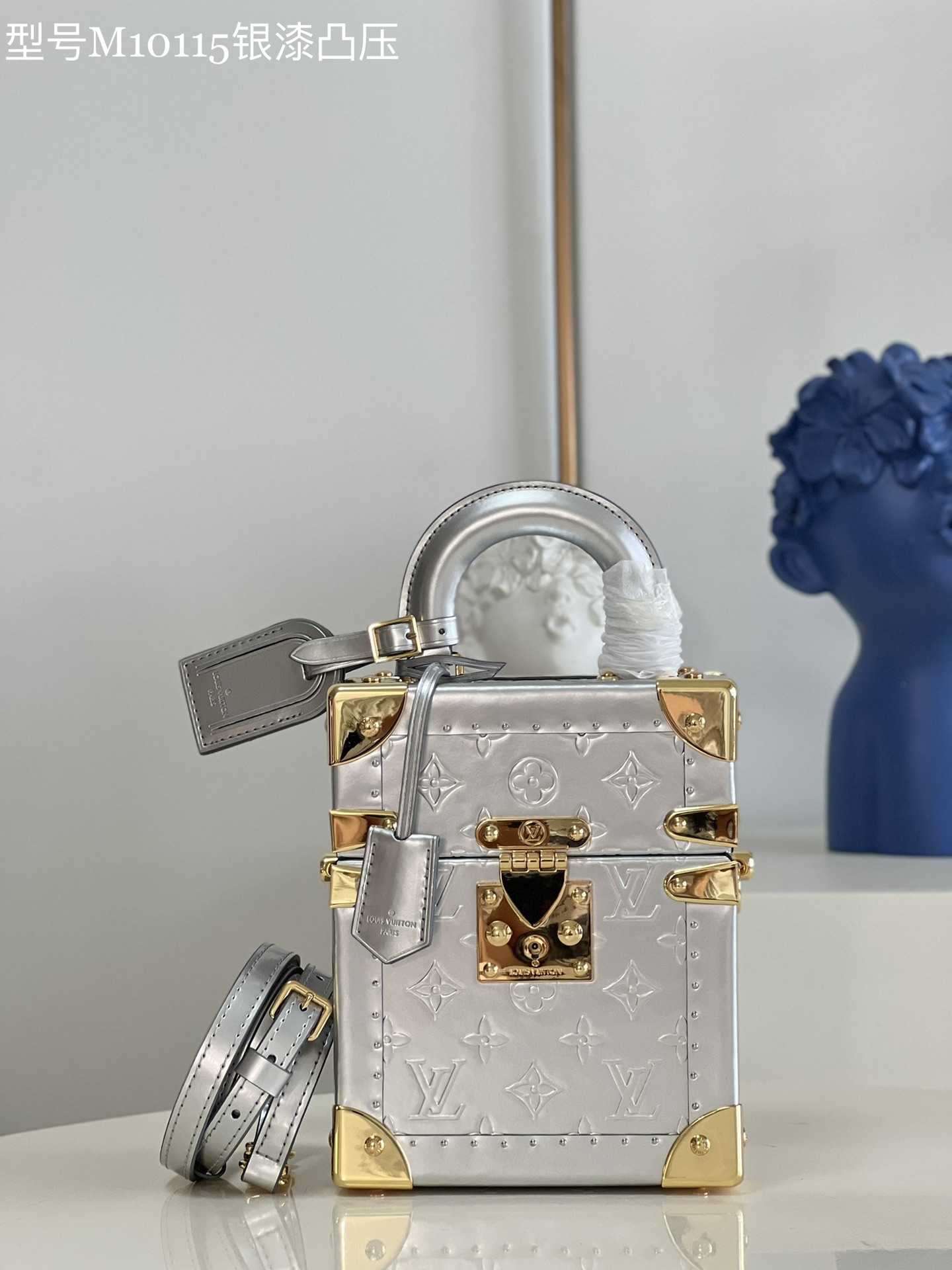 NO:398998,【Exclusive real photo M10115 silver paint bulge】Small and large capacity, the Camera Box (camera box) is suitable for various shapes both during the day and at night. As a hard box, it can accommodate all the essentials of two mobile phones, wallets, keys, headphones, etc. The Camera Box (camera box) is both fashionable and practical. It is a multi-purpose bag, light and easy to use, allowing for multiple carrying methods, shoulders and crossbody. Internal size 16 x 13 x 7.5 cm P.1250, LV [original leather], louis vuitton, wallets19860909【独家实拍M10115银漆凸压】小巧而容量大,the Camera Box（相机盒）无论在白天还是夜晚都适用于各种造型.作为一款硬箱,可以容纳下所有的随身必需品两个手机,钱包,钥匙,耳机等.the Camera Box（相机盒）既时尚又实用,它是一款多功能包,轻巧易用,允许多种携带方式手拎、肩扛和斜挎. 内部尺寸16 x 13 x 7.5 cm P.1250,LV【原厂皮】,louis vuitton,wallets,Bag