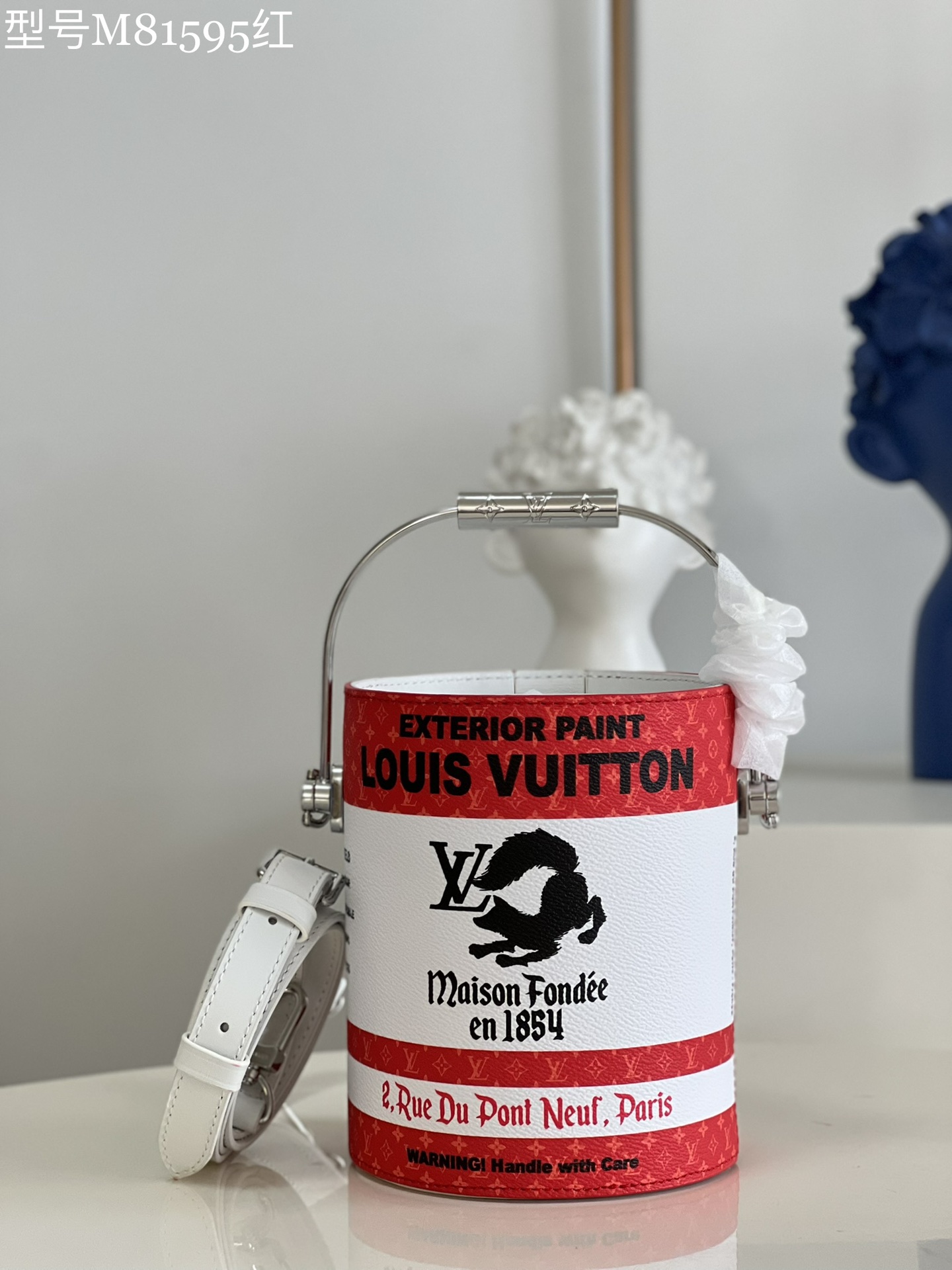 NO:399012,[Exclusive real photo M81595 red] LV Paint Can handbag has a metal handle, imitating the paint bucket configuration vividly, creating an alternative choice outside of traditional design. Enriched space to accommodate mobile phones and other personal items, and bright colors highlight the trendy concept of Virgil Abloh. Size 13.5 x 17 x 7 cm Y.630, LV [original leather], louis vuitton19860909【独家实拍M81595红】LV Paint Can 手袋拥有金属手柄,将油漆桶构型模仿得惟妙惟肖,成就传统设计之外的另类选择.充裕空间可容纳手机和其他个人物品,鲜明色彩彰示 Virgil Abloh 的潮流理念.尺寸13.5 x 17 x 7 厘米 Y.630,LV【原厂皮】,louis vuitton,Bag